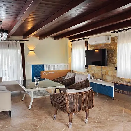 Helvetia Luxury Pool Vila *